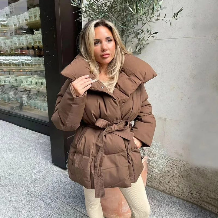 Veste matelassée pour femmes avec col montant surdimensionné et ceinture à nouer