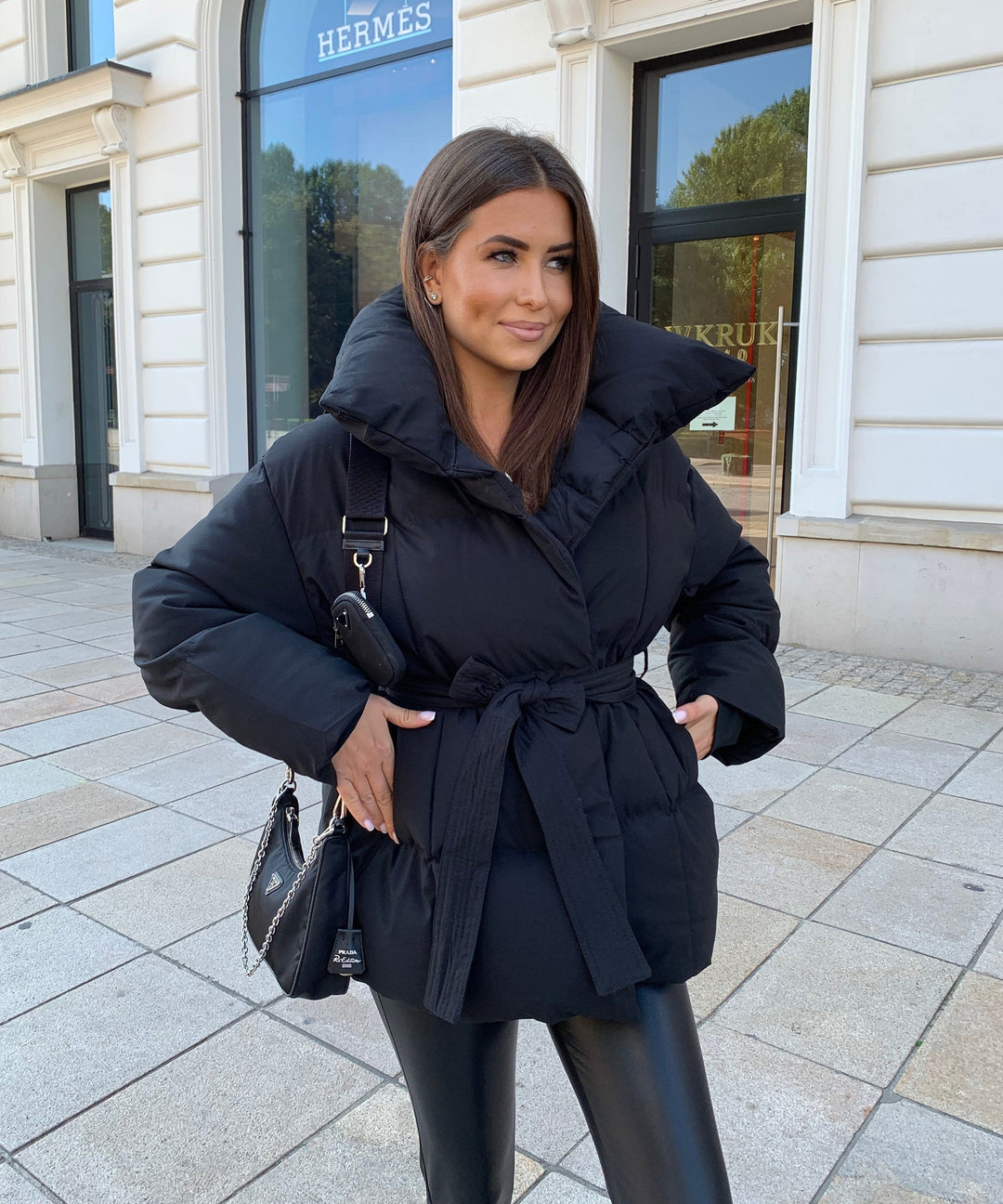Veste matelassée pour femmes avec col montant surdimensionné et ceinture à nouer