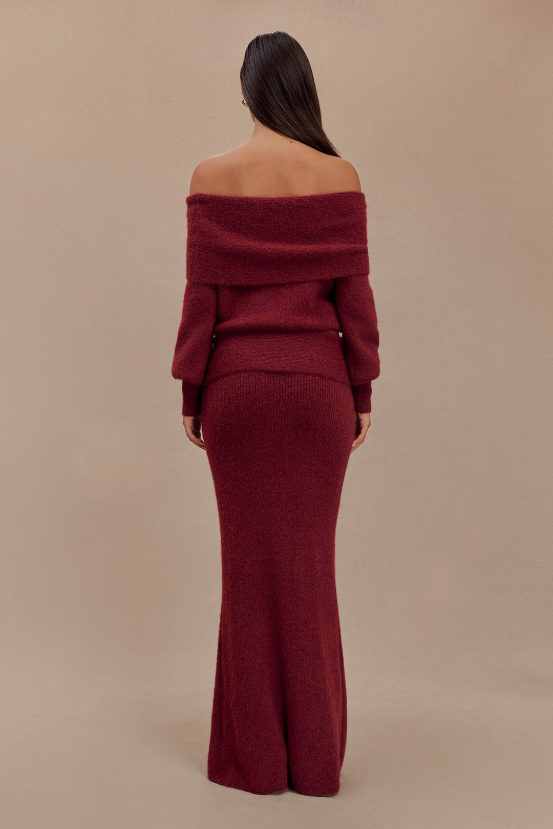 Ensemble tricot femme avec décolleté off-shoulder, manches longues et jupe maxi