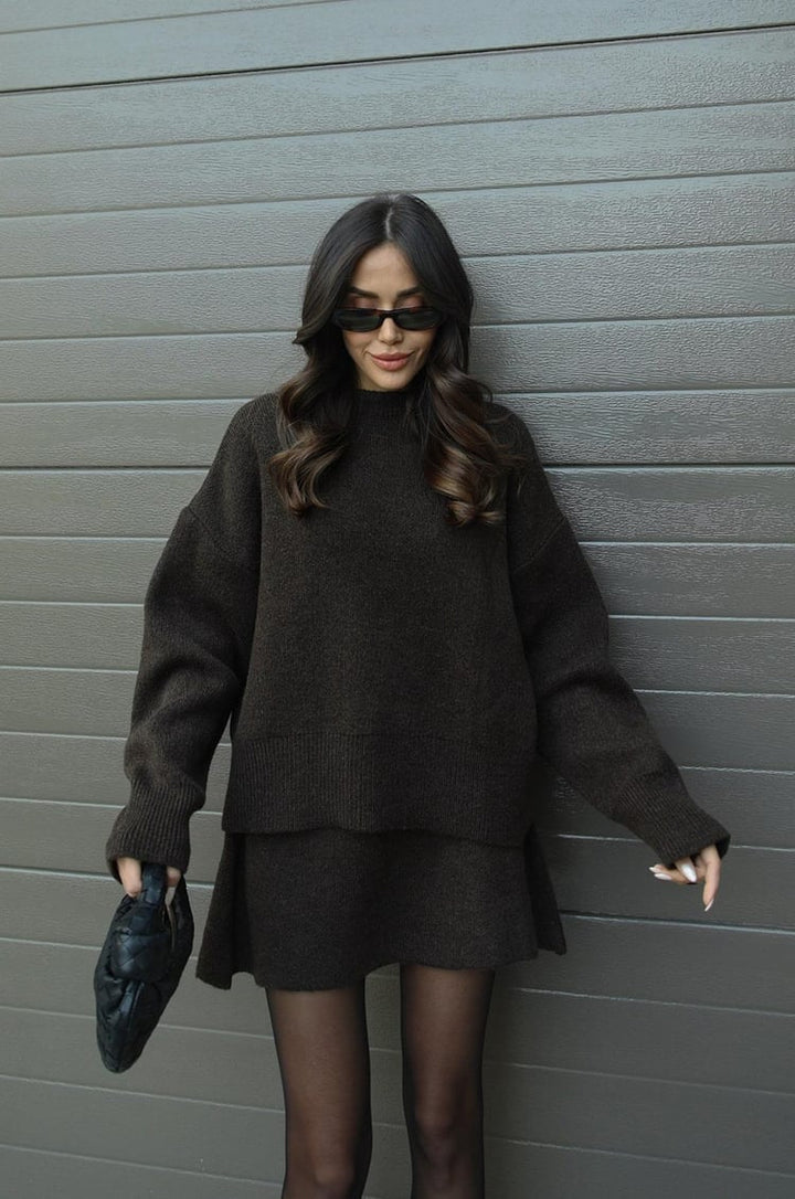 Ensemble en tricot pour femmes avec pull à col rond et mini-jupe avec bords côtelés