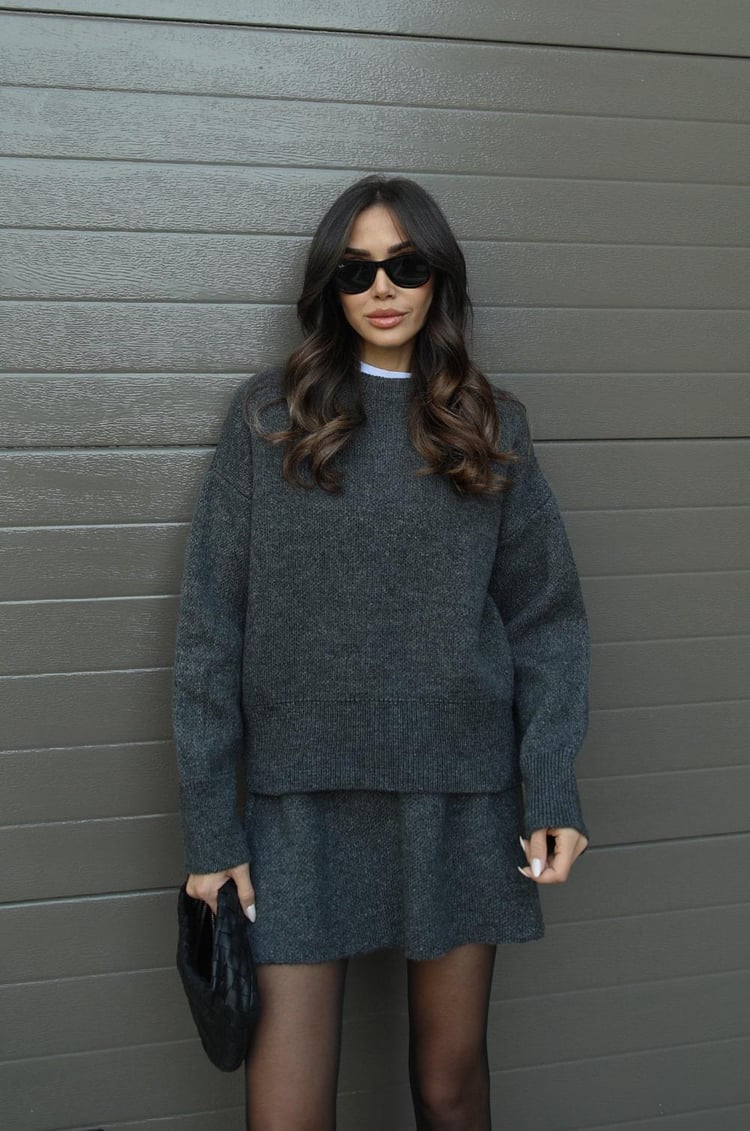 Ensemble en tricot pour femmes avec pull à col rond et mini-jupe avec bords côtelés