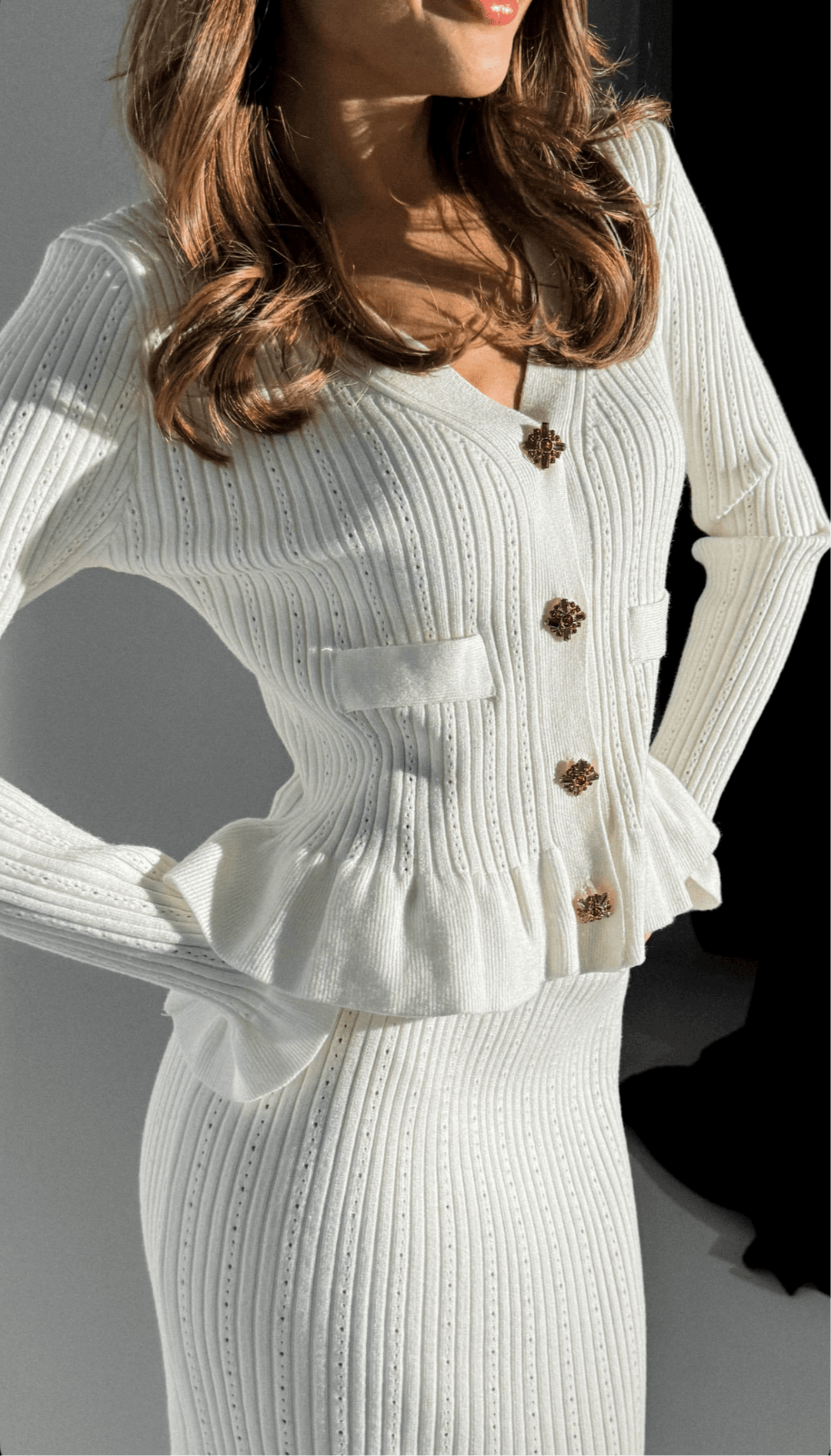 Ensemble tricot pour femmes avec décolleté en V, bas peplum et manches longues