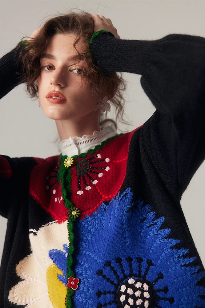 Gilet pour femmes avec boutonnière et motif floral en relief ainsi que bord en arc