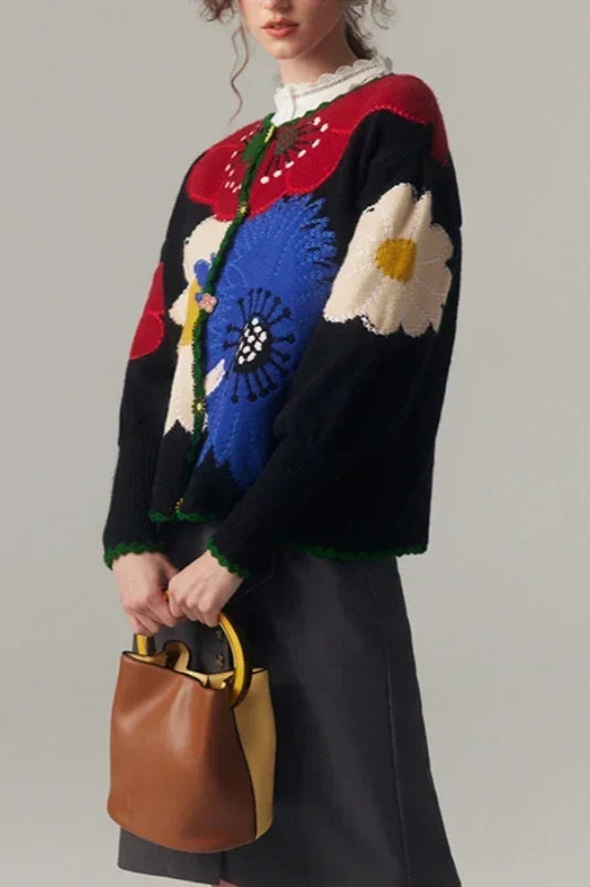 Gilet pour femmes avec boutonnière et motif floral en relief ainsi que bord en arc