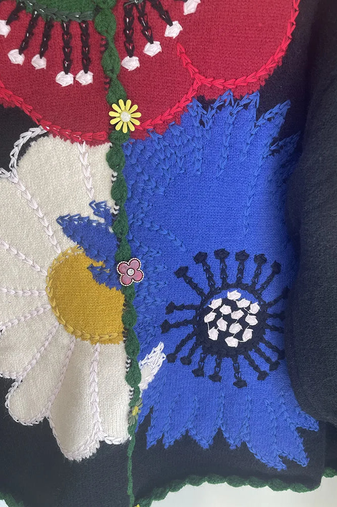 Gilet pour femmes avec boutonnière et motif floral en relief ainsi que bord en arc
