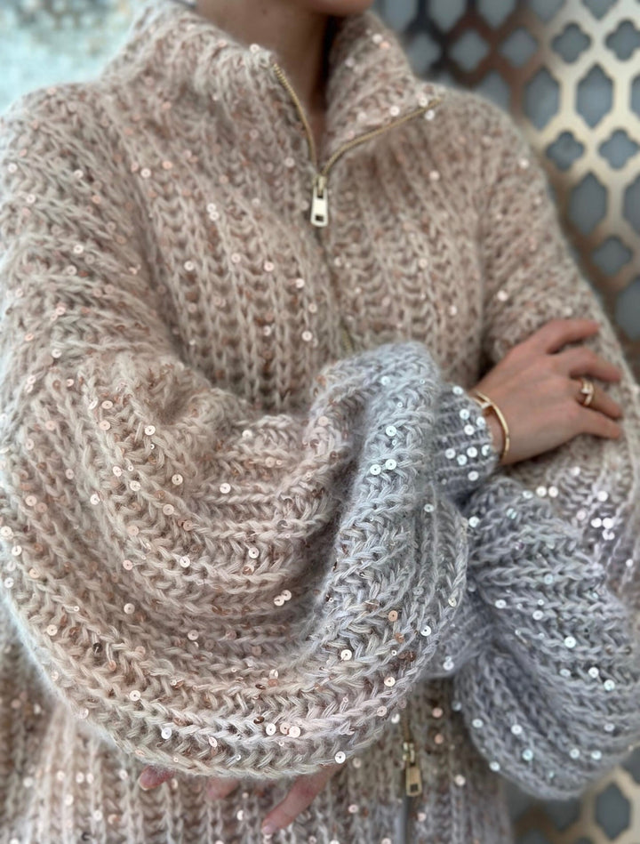 Veste en tricot pour femmes avec fermeture éclair et col montant ainsi que garniture en sequins