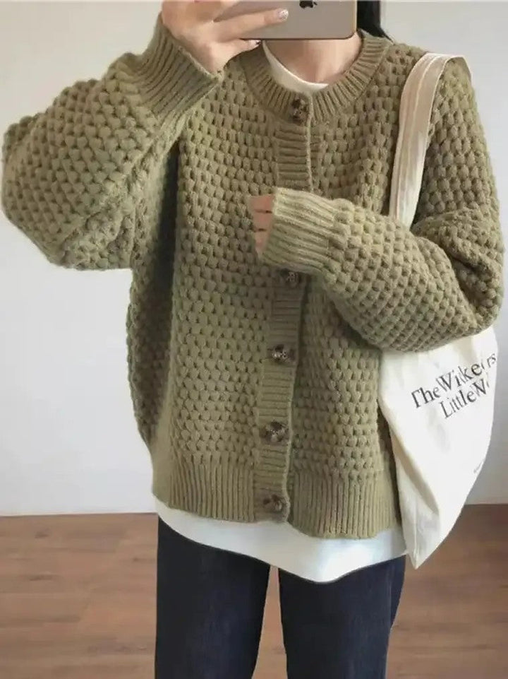 Veste en tricot pour femmes avec col rond, fermeture à boutons, manches ballon et motif structuré