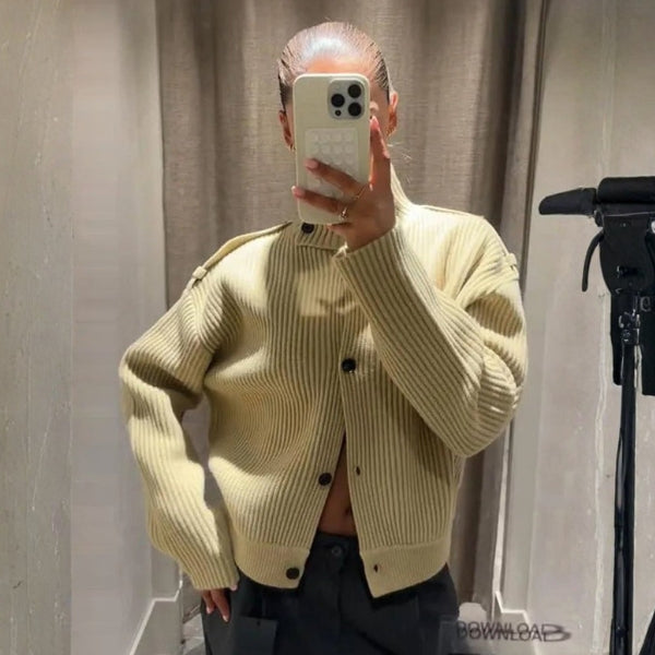 Gilet pour femmes avec col montant, patte de boutonnage et manches longues