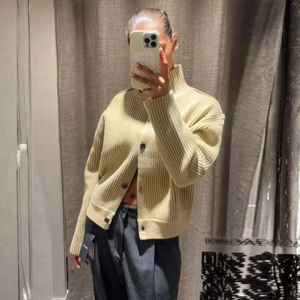 Gilet pour femmes avec col montant, patte de boutonnage et manches longues