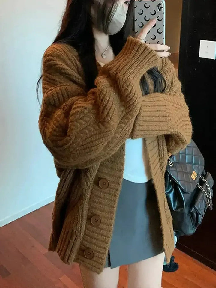 Cardigan pour femmes avec décolleté en V, patte de boutonnage et motif tricoté structuré