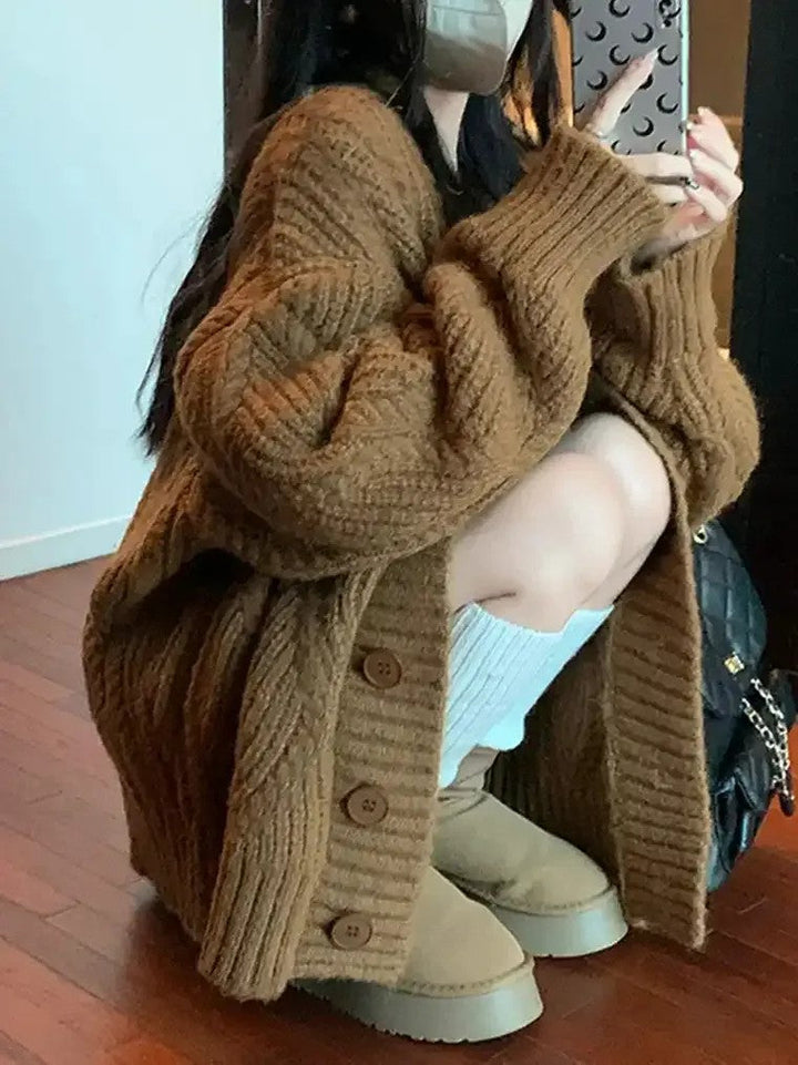 Cardigan pour femmes avec décolleté en V, patte de boutonnage et motif tricoté structuré