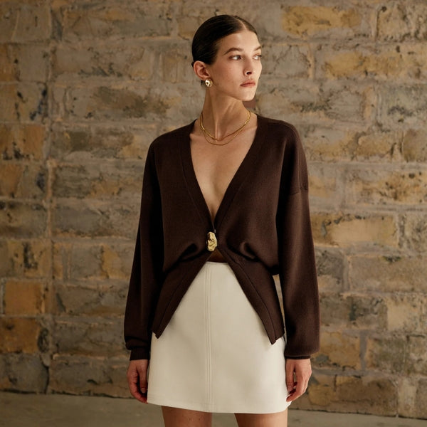 Cardigan pour femmes avec décolleté en V, fermeture à boutons et manches longues