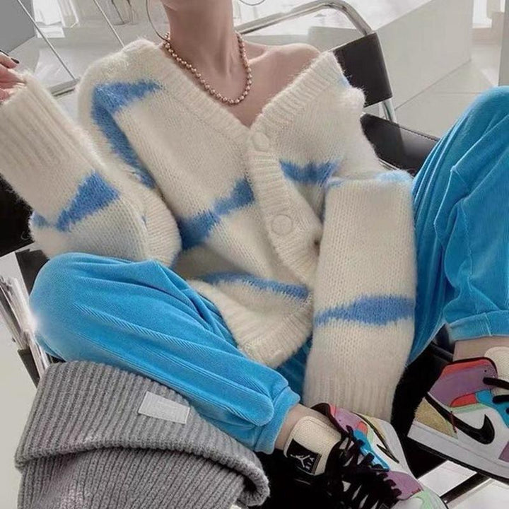 Gilet pour femmes avec décolleté en V, fermeture à boutons et rayures