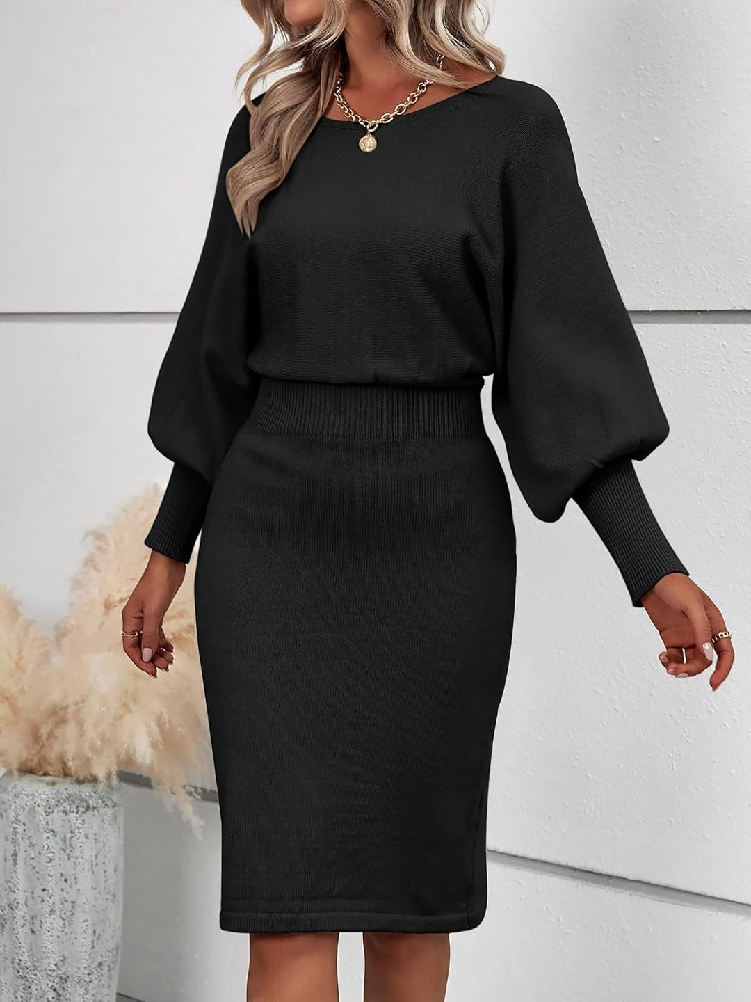 Robe en tricot pour femmes avec col rond, manches ballon et longueur midi