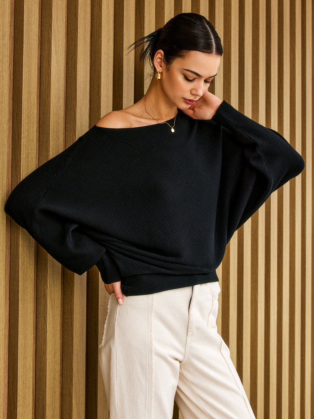 Pull en tricot pour femmes avec décolleté asymétrique et manches chauve-souris