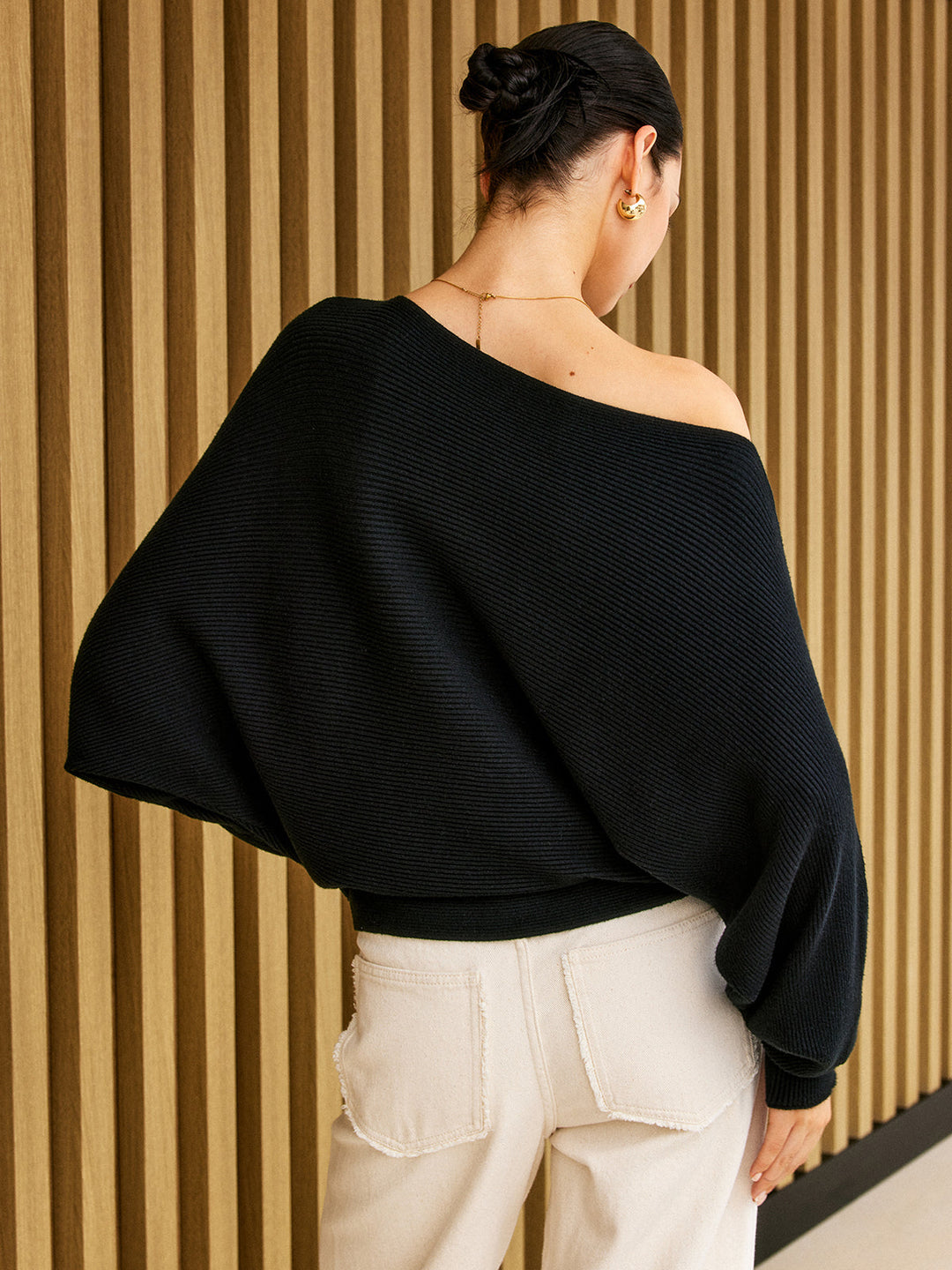 Pull en tricot pour femmes avec décolleté asymétrique et manches chauve-souris