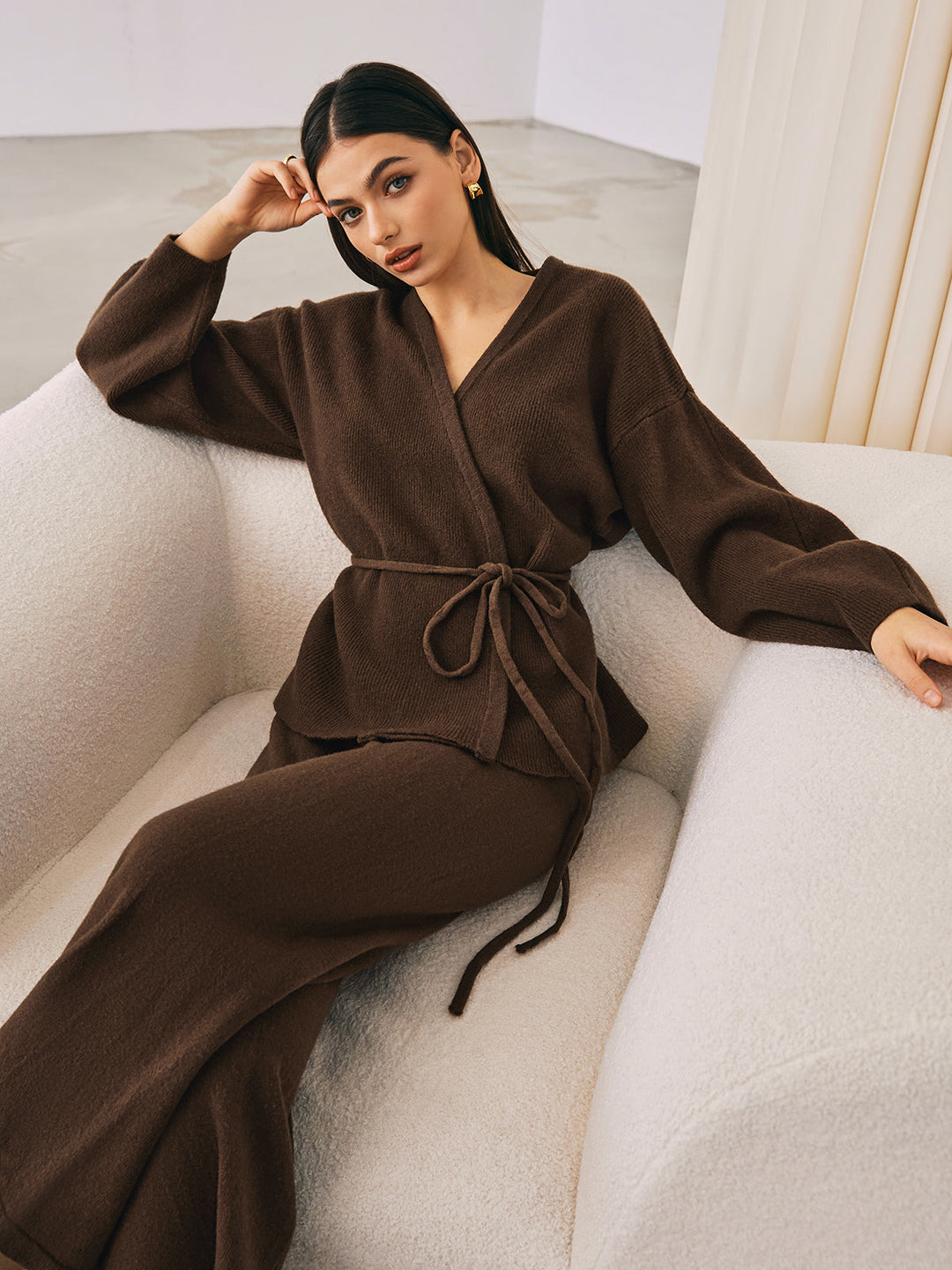 Ensemble tricot femme avec haut à enroulement et ceinture nouée ainsi que jambe large