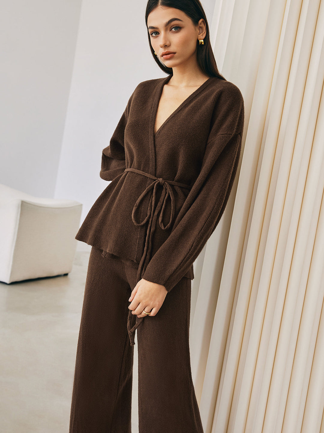Ensemble tricot femme avec haut à enroulement et ceinture nouée ainsi que jambe large