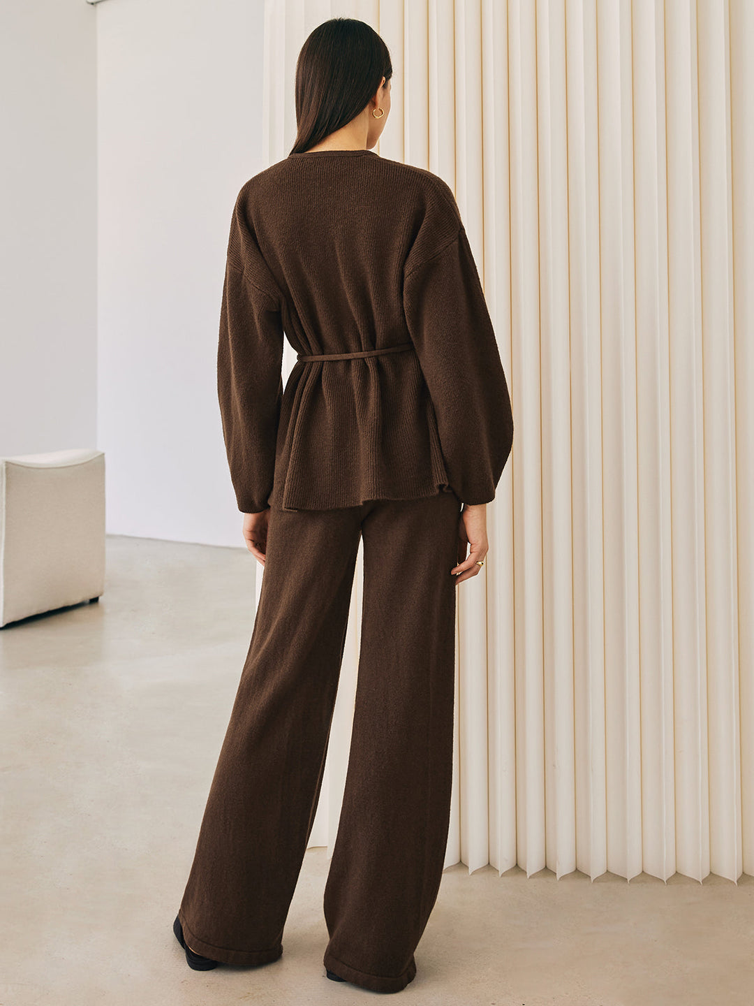 Ensemble tricot femme avec haut à enroulement et ceinture nouée ainsi que jambe large