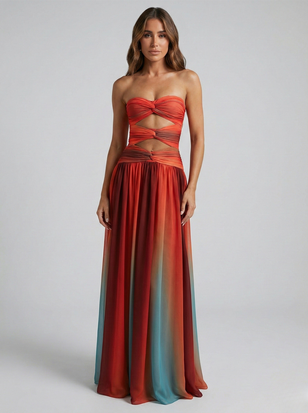 Robe maxi sans bretelles pour femmes avec un buste torsadé et des découpes à la taille avec dégradé de couleurs