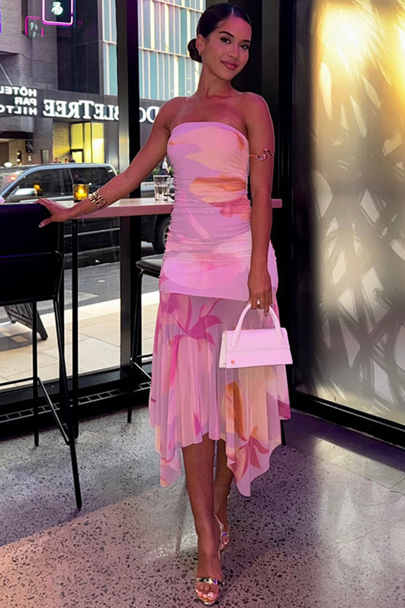 Robe midi sans bretelles pour femmes avec un haut froncé et un ourlet en mesh asymétrique