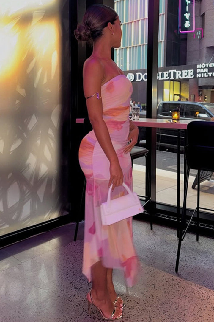 Robe midi sans bretelles pour femmes avec un haut froncé et un ourlet en mesh asymétrique