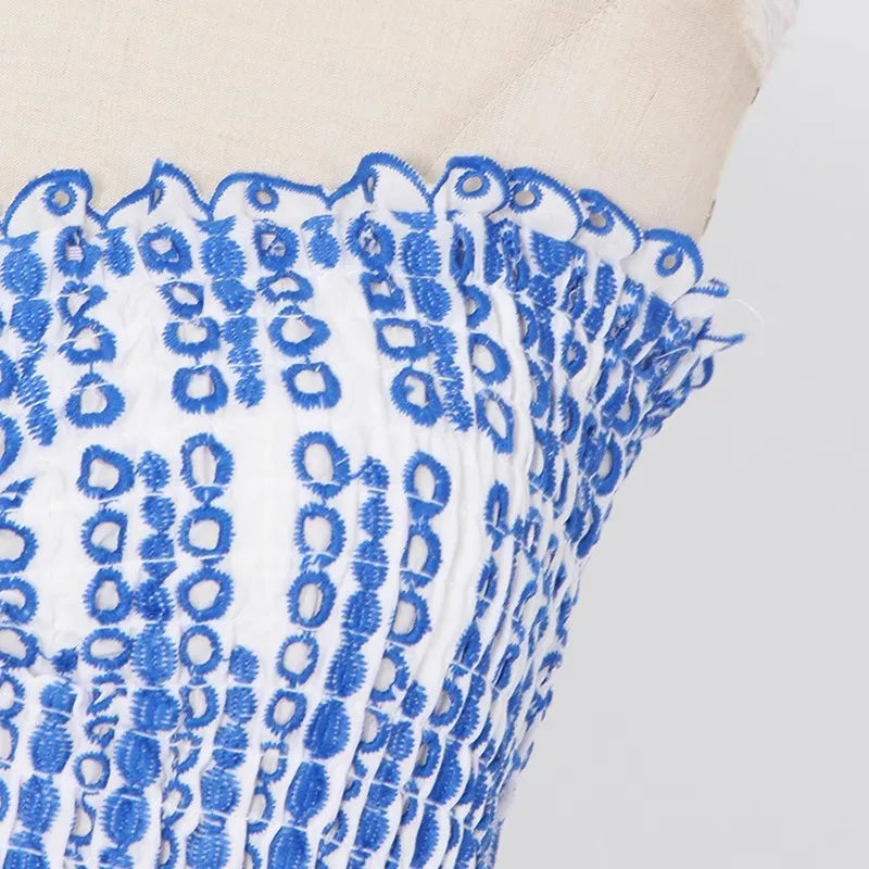 Robe mini sans bretelles pour femmes avec broderie ajourée, haut froncé et jupe à volants