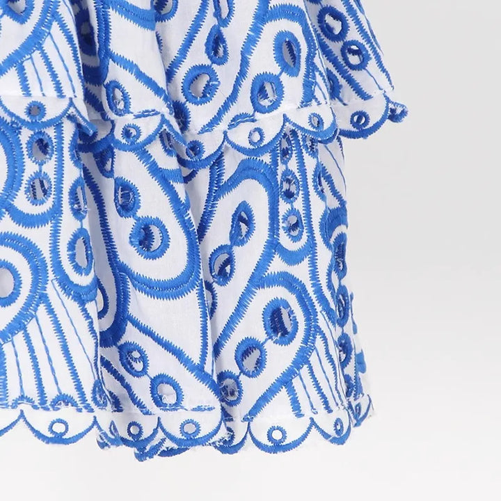 Robe mini sans bretelles pour femmes avec broderie ajourée, haut froncé et jupe à volants