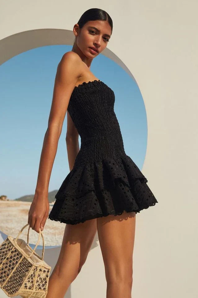 Robe mini sans bretelles pour femmes avec broderie ajourée, haut froncé et jupe à volants