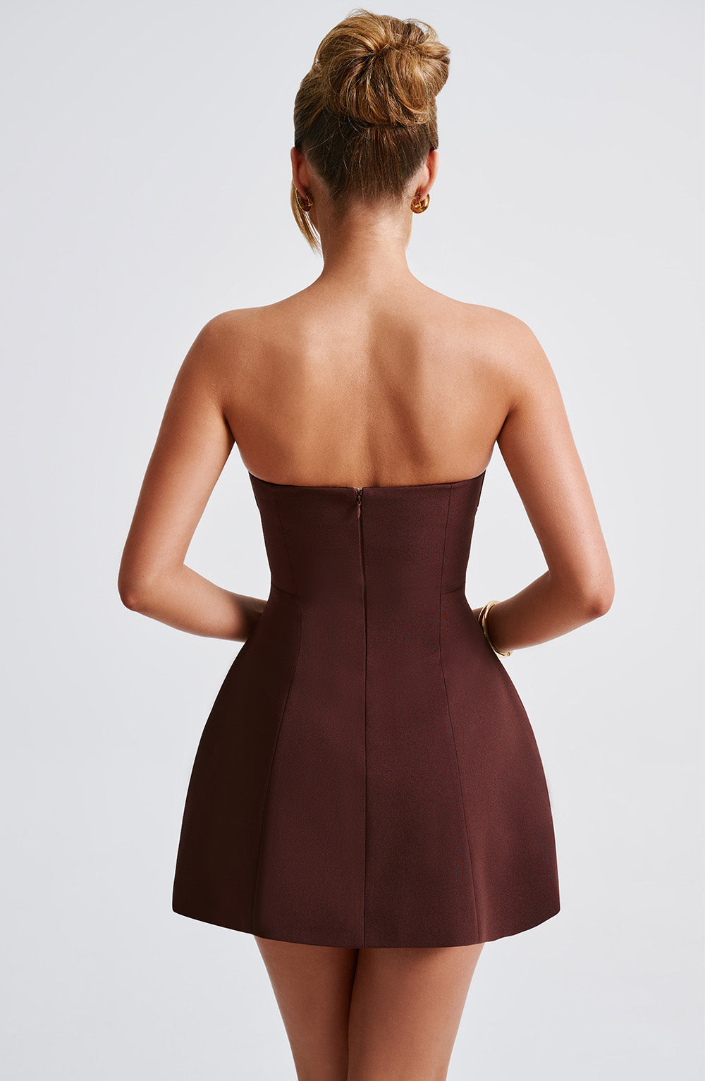 Robe courte sans bretelles avec coutures en panneaux et jupe évasée