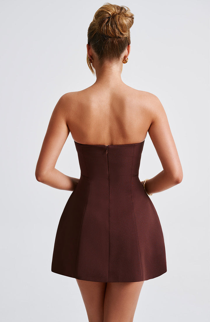 Robe courte sans bretelles avec coutures en panneaux et jupe évasée