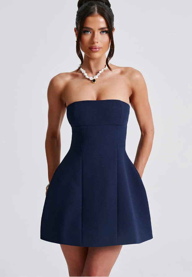 Robe courte sans bretelles avec coutures en panneaux et jupe évasée