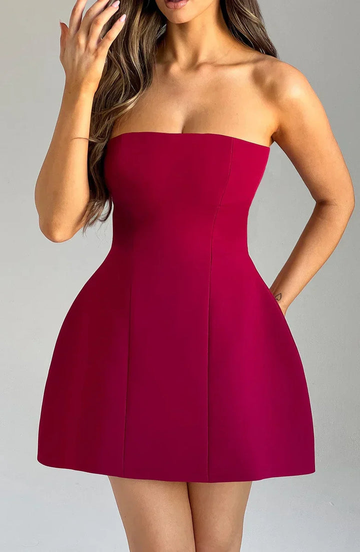 Robe courte sans bretelles avec coutures en panneaux et jupe évasée