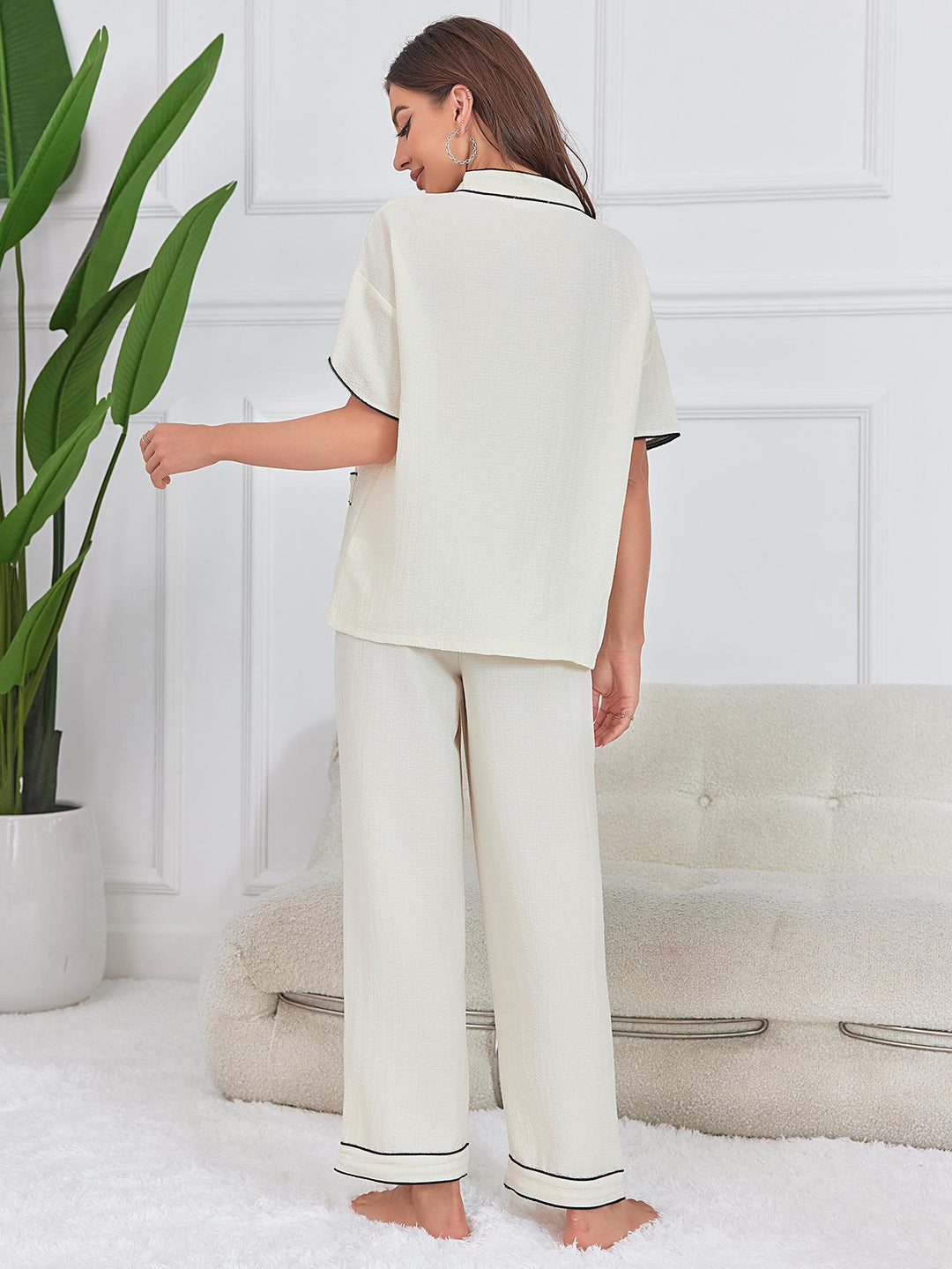 Ensemble deux pièces pour femmes avec haut à manches courtes, décolleté en V, patte de boutonnage, passepoils contrastants et pantalon large