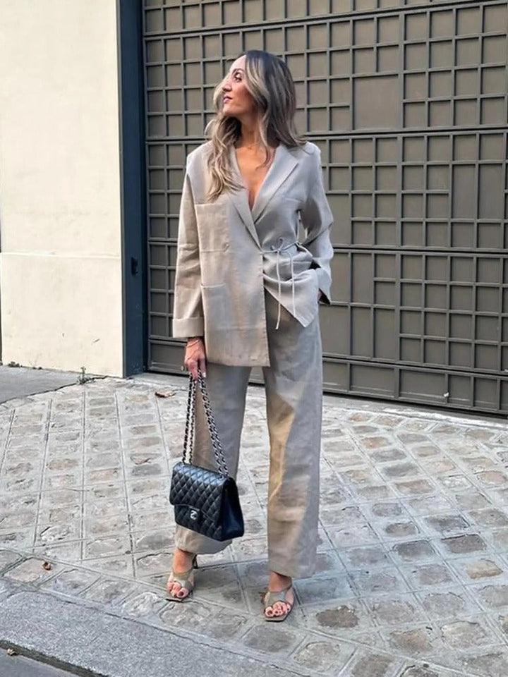 Ensemble Deux Pièces pour Femmes avec Blazer Long à Revers, Ceinture à Nouer et Pantalon Large