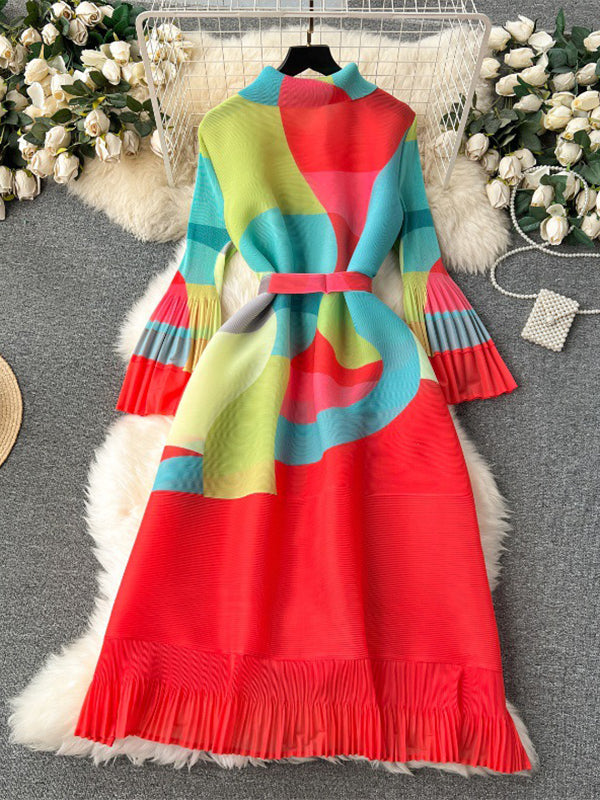 Robe mi-longue ample plissée à manches évasées, avec ceinture, couleur contrastée