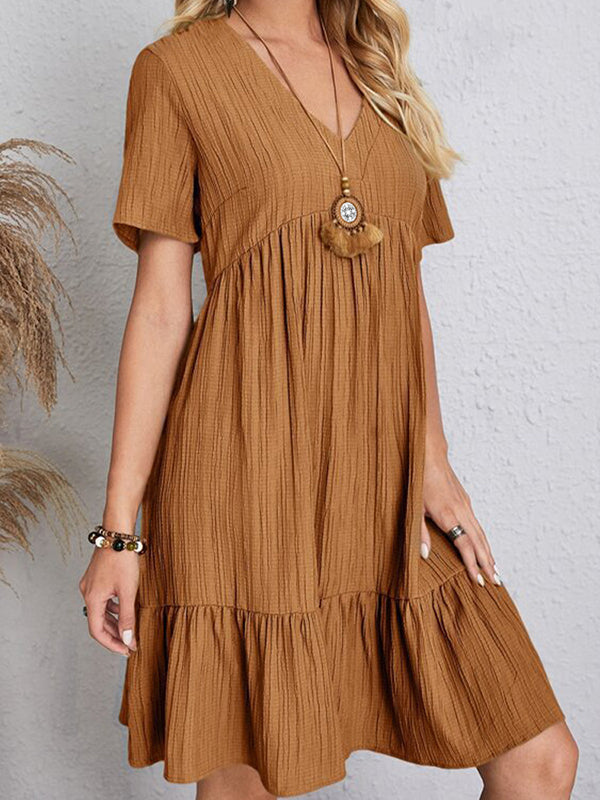 Robe courte ample plissée coupe trapèze, à empiècements, à col en V, couleur unie