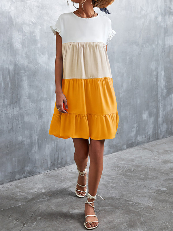 Robe courte ample plissée à manches volantées, à falbalas, à empiècements, à col rond, couleur contrastée