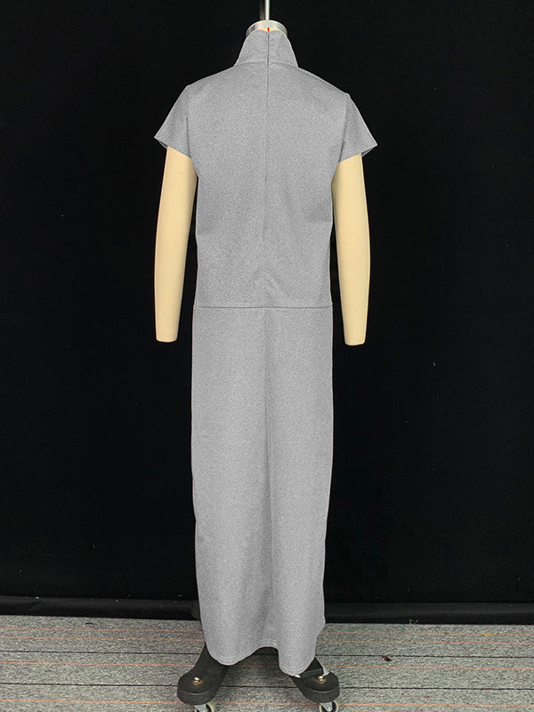 Robe longue ample à manches courtes, à empiècements, à col haut, couleur unie