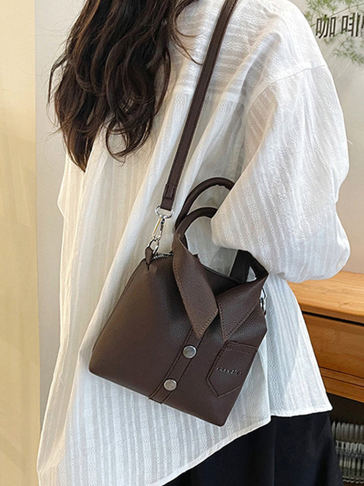 Sac à main bandoulière géométrique boutonné couleur unie