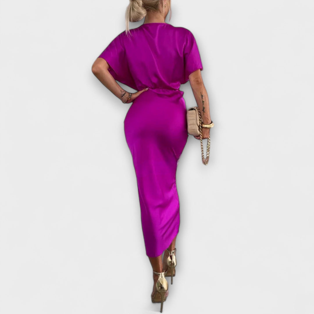 Sable - Robe maxi à décolleté en V avec nœud croisé et coupe ajustée en satin de haute qualité