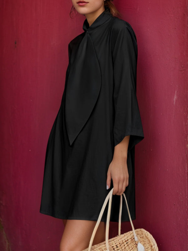 Robe chemise courte ample à manches trois-quarts, à col montant, couleur unie