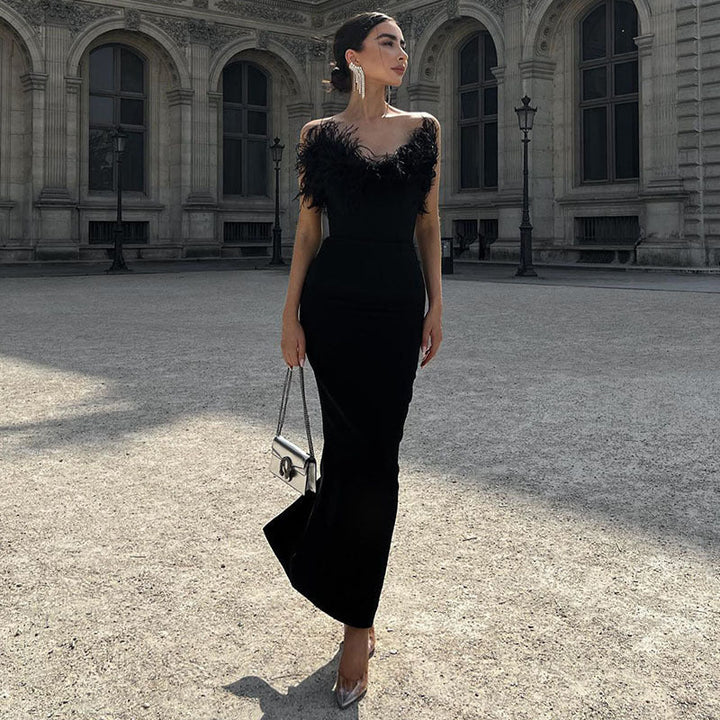 Viviana - Robe maxi noire avec décolleté bardot et décoration en plumes