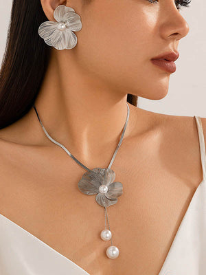 Parure collier et boucles d'oreilles perlée en forme de fleur