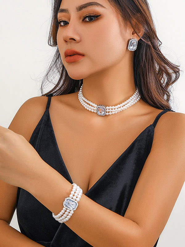 Parure bracelet, collier et boucles d'oreilles géométrique superposée à strass