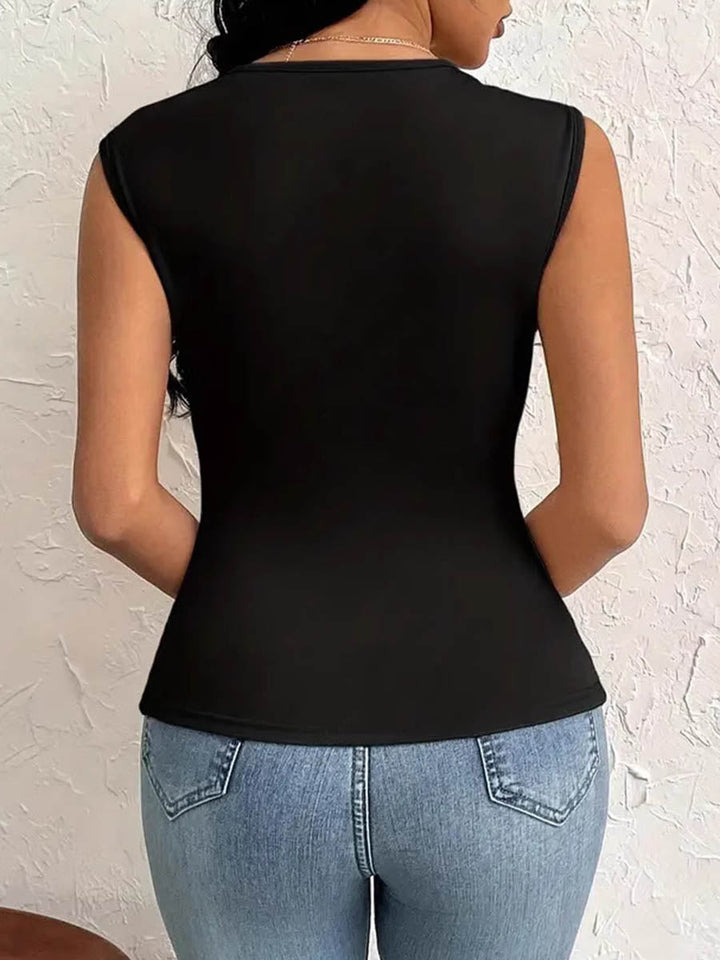 T-shirt près du corps plissé à coupe irrégulière, fendu sur le côté, encolure asymétrique, couleur unie
