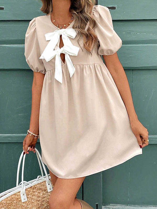 Robe courte ample plissée coupe trapèze, à nœud, à taille élastique, à col rond