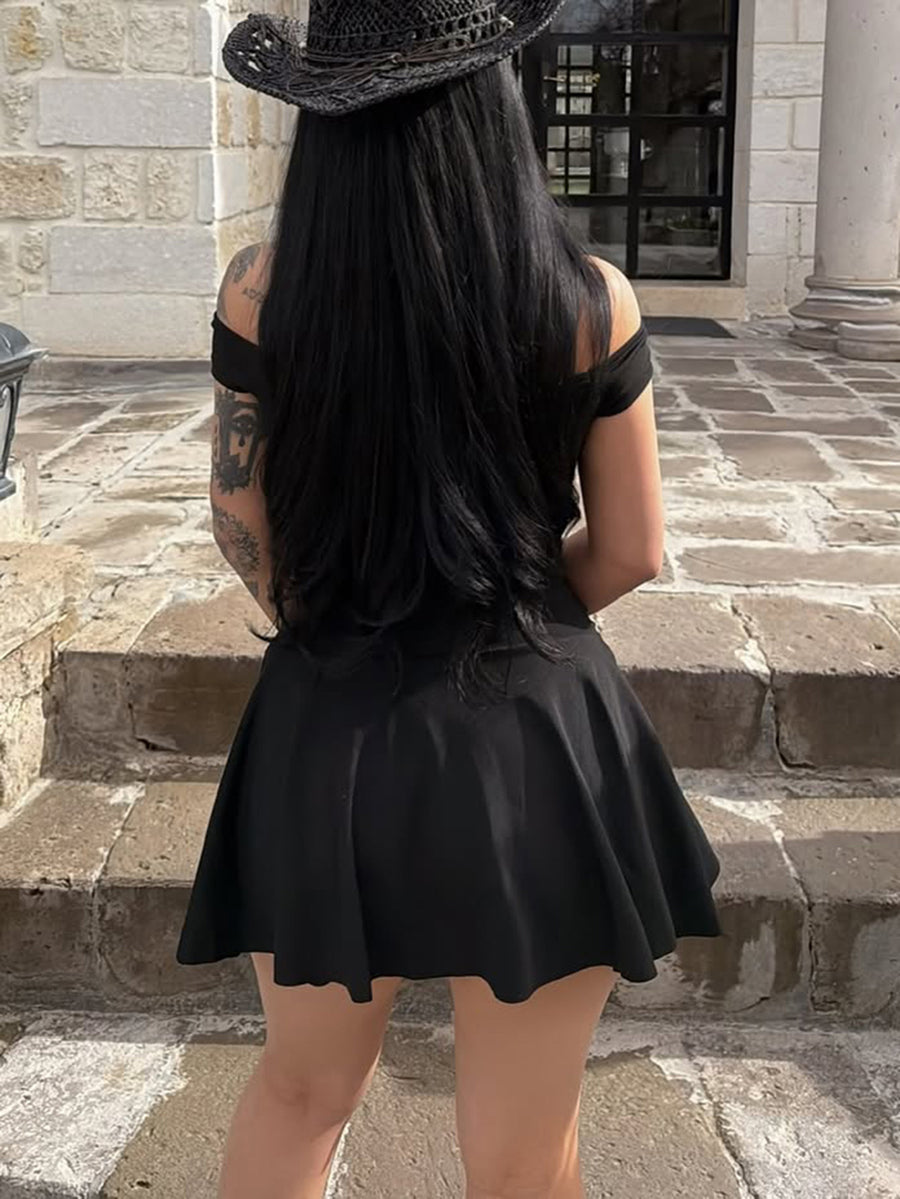 Robe courte coupe près du corps, taille haute, à épaules dénudées, couleur unie