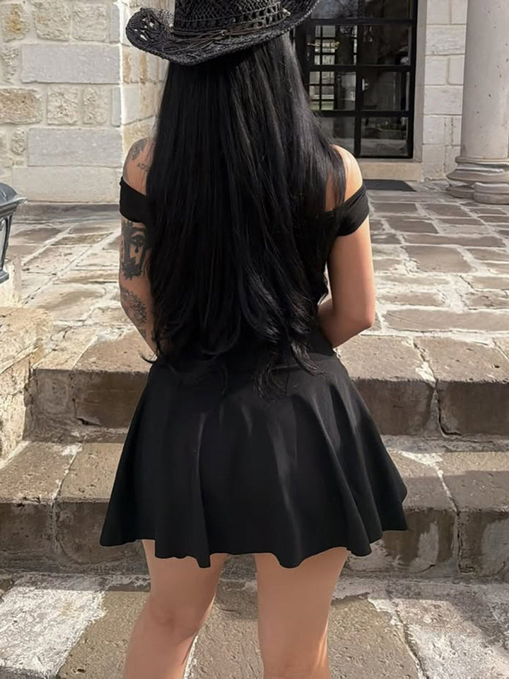 Robe courte coupe près du corps, taille haute, à épaules dénudées, couleur unie