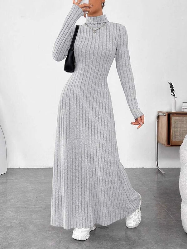 Robe longue plissée à manches longues, à empiècements, à col haut, couleur unie
